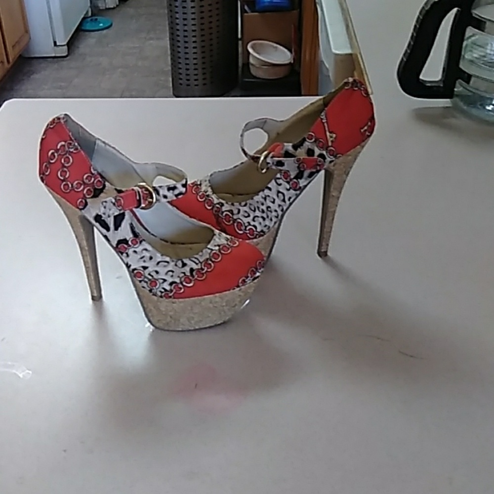 Multicolor pumps